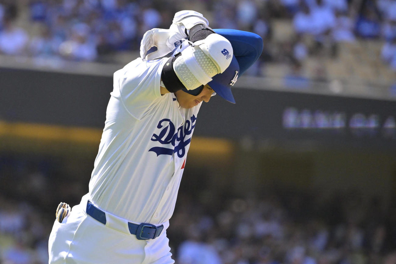 ドジャース大谷翔平選手はレイズ戦の8回に死球を受けて一塁へ向かう際、手首を握り締めた（ロイター＝USA TODAY Sports）