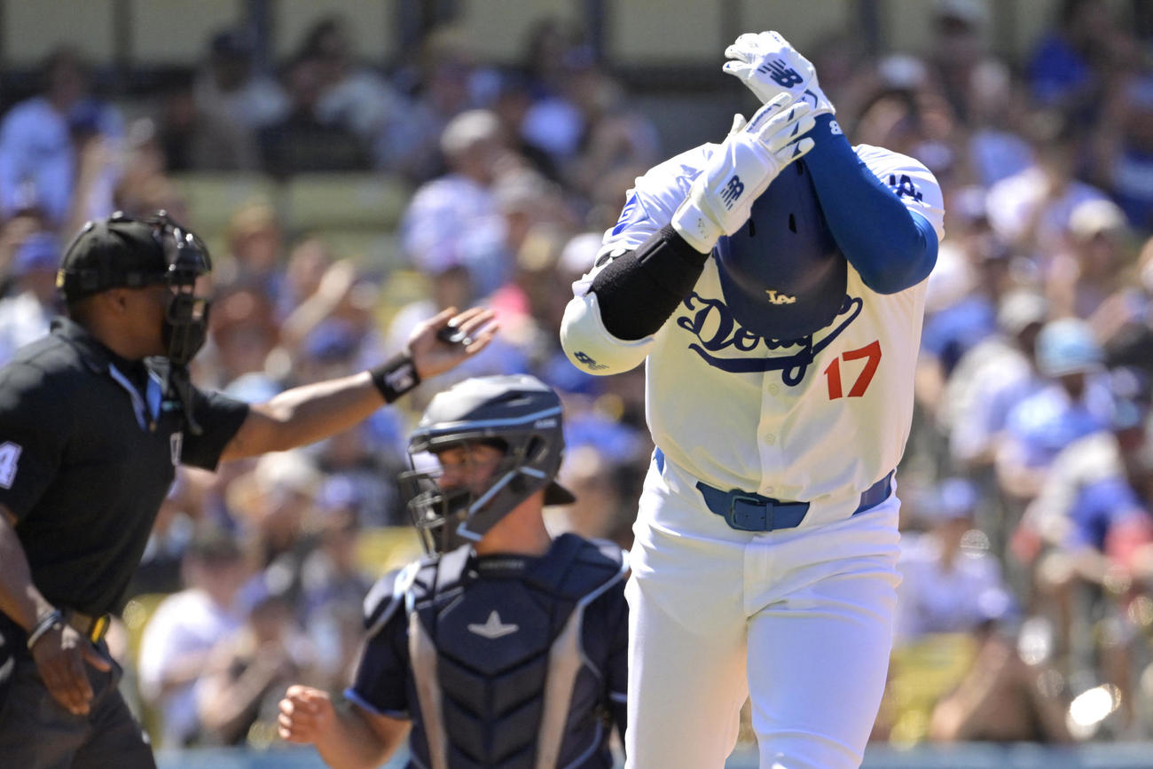 ドジャース大谷翔平選手はレイズ戦の8回に死球を受けて一塁へ向かう際、手首を握り締めた（ロイター＝USA TODAY Sports）