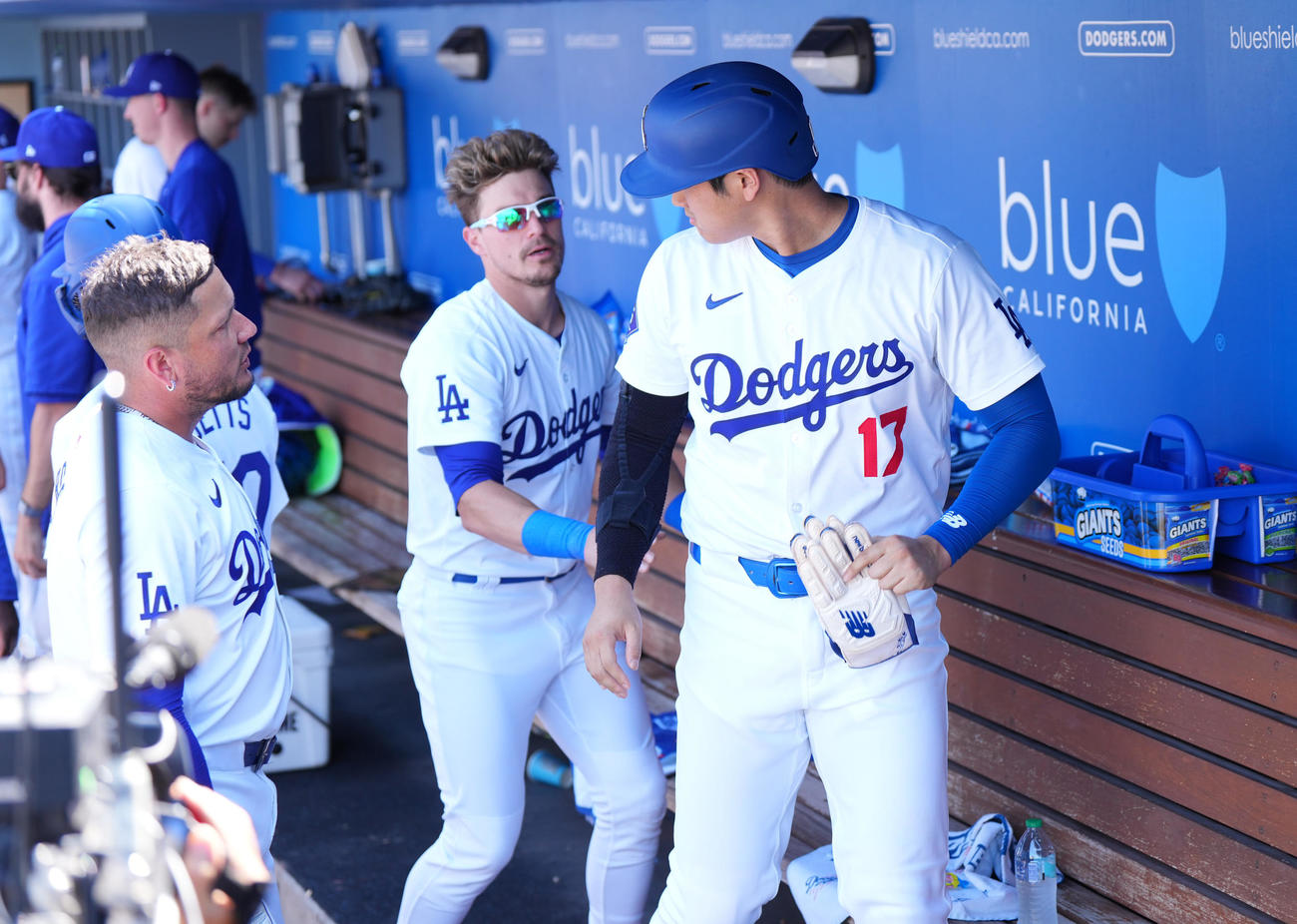 ドジャース対レイズ　8回に死球を受けた大谷翔平は、ロハス（左）とE・ヘルナンデス（中央）に声をかけられる（撮影・菅敏）