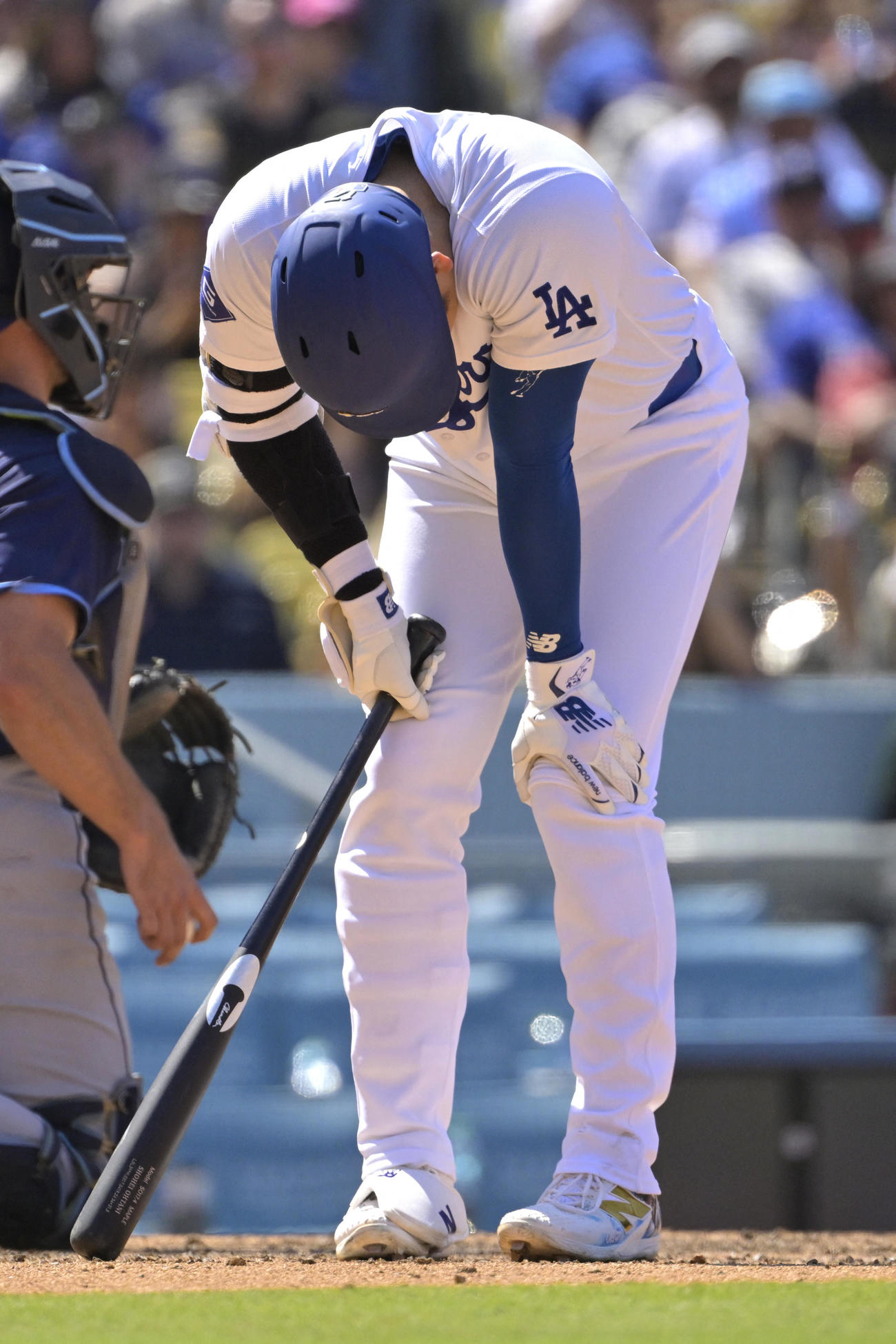 ドジャース大谷翔平は、レイズ戦の8回、自打球が足に当たった後、両手をひざにあて痛みをこらえた（ロイター＝USA TODAY Sports） 