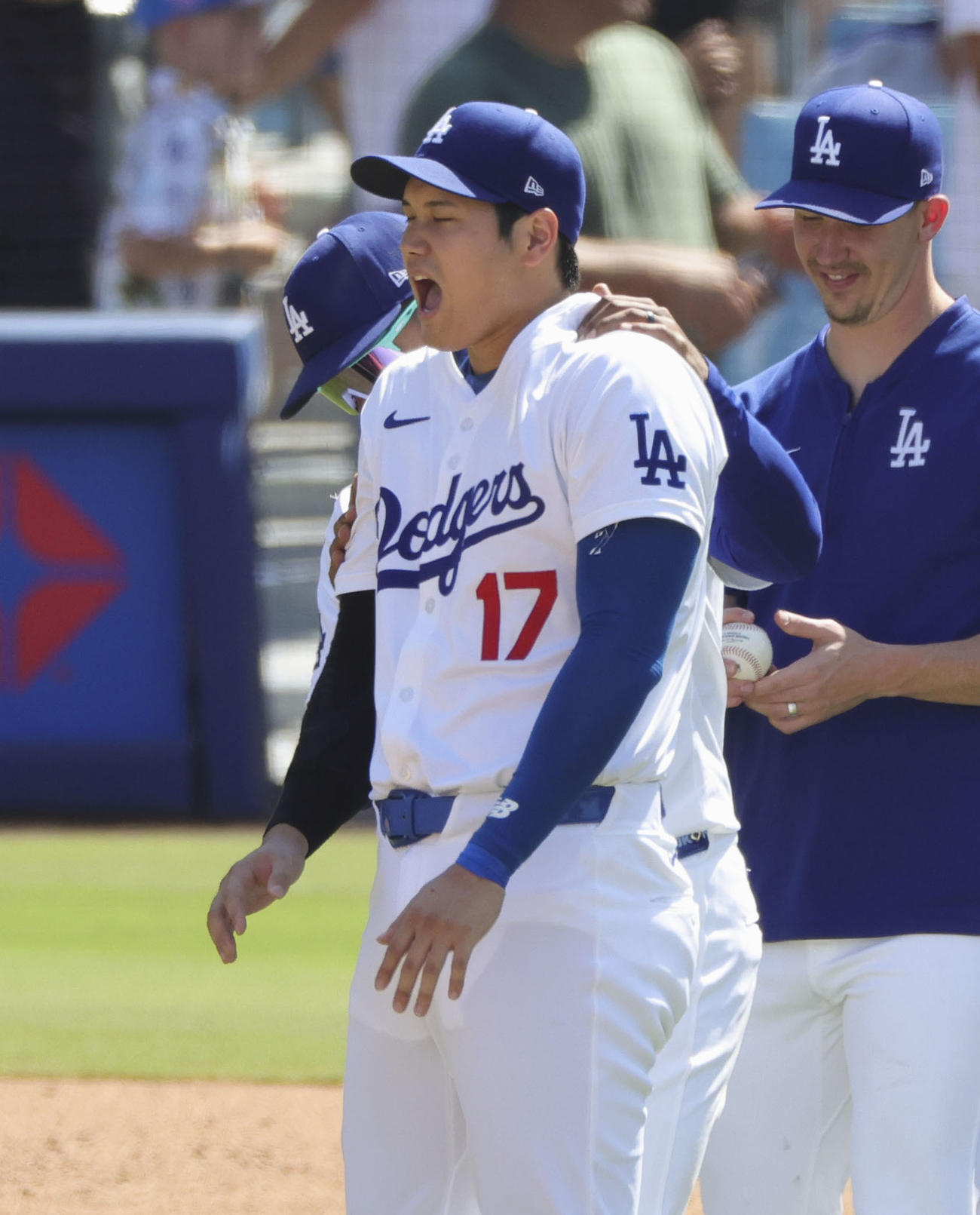 レイズに勝利後、T・ヘルナンデス（奥左）に手を置かれるドジャース・大谷＝ロサンゼルス（共同）