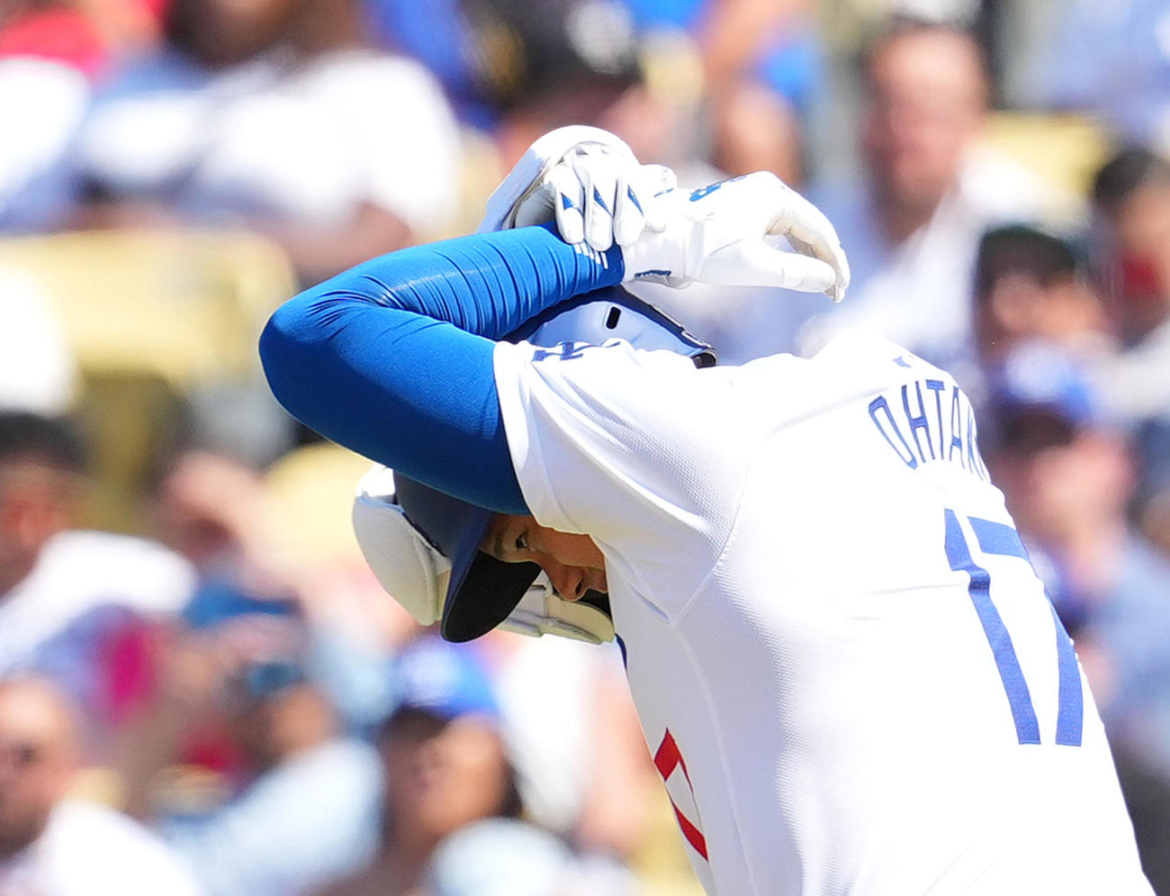 ドジャース対レイズ　8回裏ドジャース無死、左手に死球を受け、もん絶する大谷（撮影・菅敏）