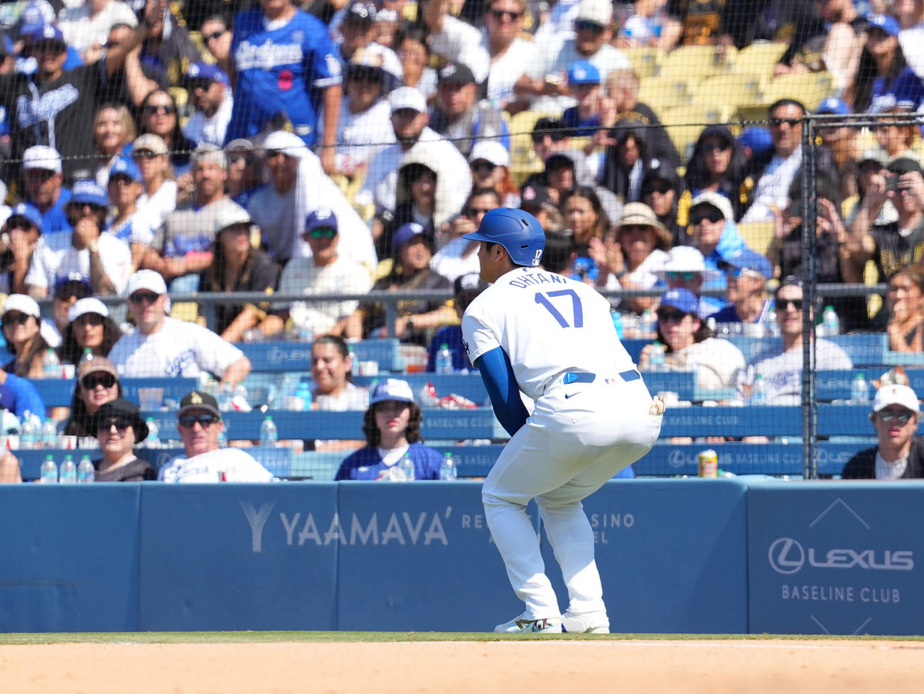 ドジャース対レイズ　8回裏ドジャース無死、左手に死球を受け、もん絶する大谷（撮影・菅敏）