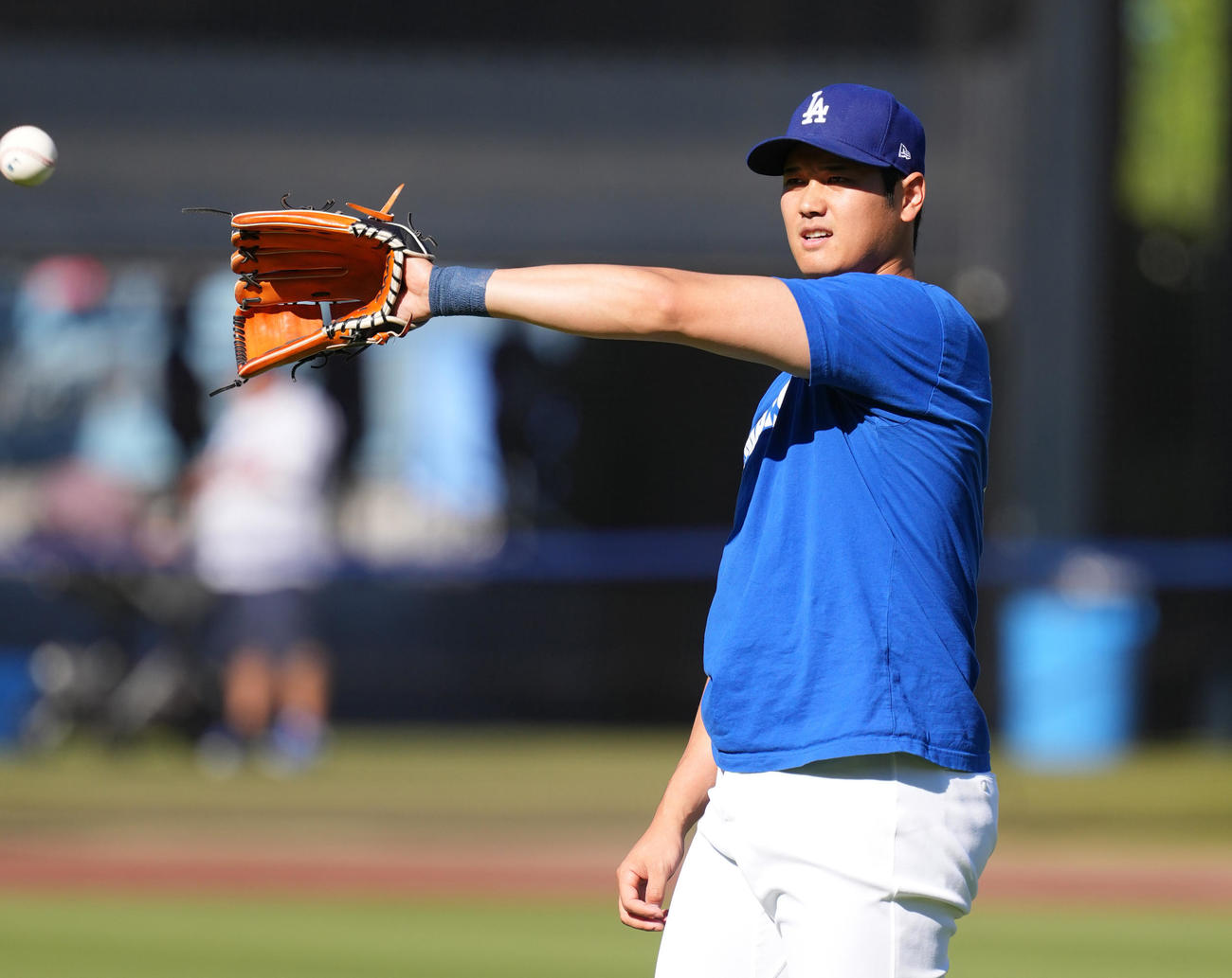 ドジャース対オリオールズ　試合前、左手手首にテーピングを巻き、キャッチボールをするドジャース大谷（撮影・菅敏）