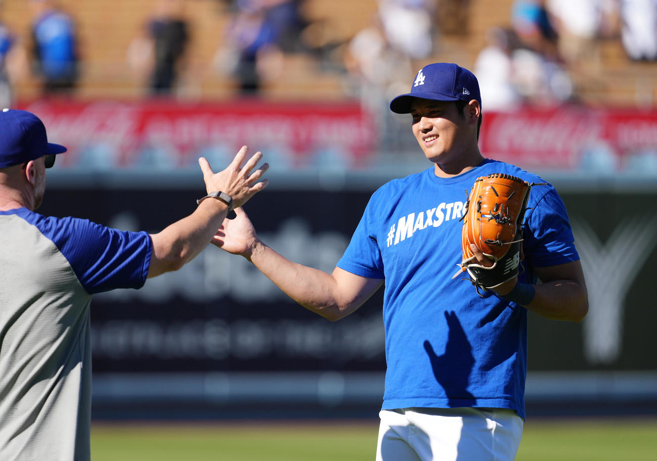 ドジャース対オリオールズ　試合前、キャッチボールを終え、スタッフと握手をするドジャース大谷（撮影・菅敏）