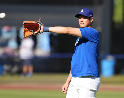 ドジャース対オリオールズ 試合前、左手手首にテーピングを巻き、キャッチボールをするドジャース大谷(撮影・菅敏)