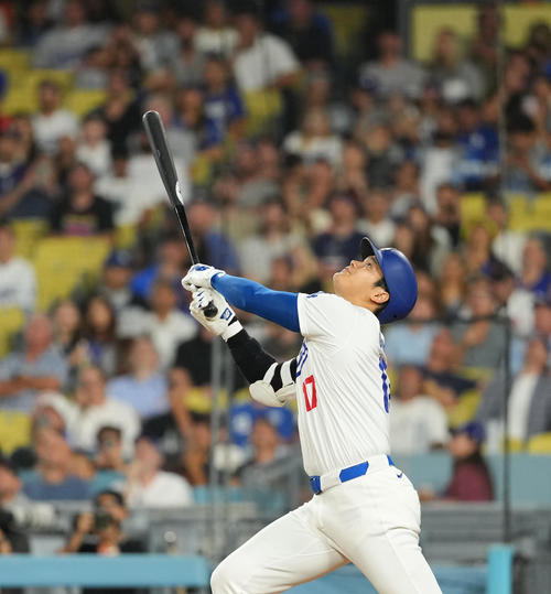 ドジャース対オリオールズ 5回裏ドジャース無死一、二塁、三飛に倒れる大谷(撮影・菅敏)