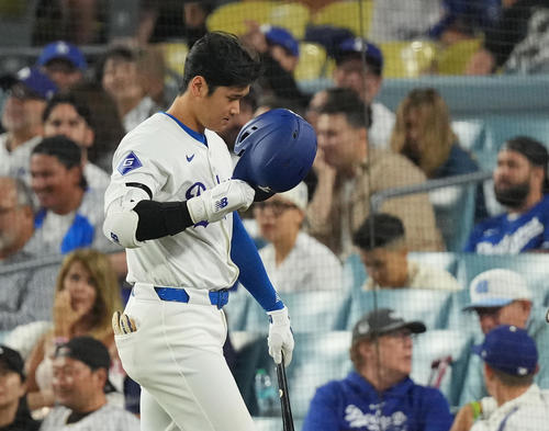 ドジャース対オリオールズ 8回裏ドジャース無死、見逃しの三振に倒れ、ベンチに戻る大谷(撮影・菅敏)