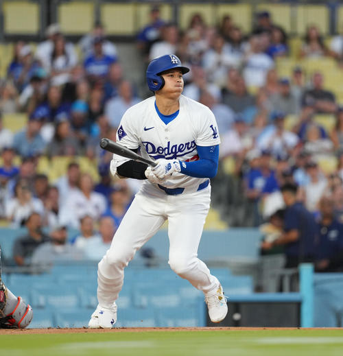 ドジャース対オリオールズ 1回裏ドジャース無死、右前打を放つ大谷(撮影・菅敏)