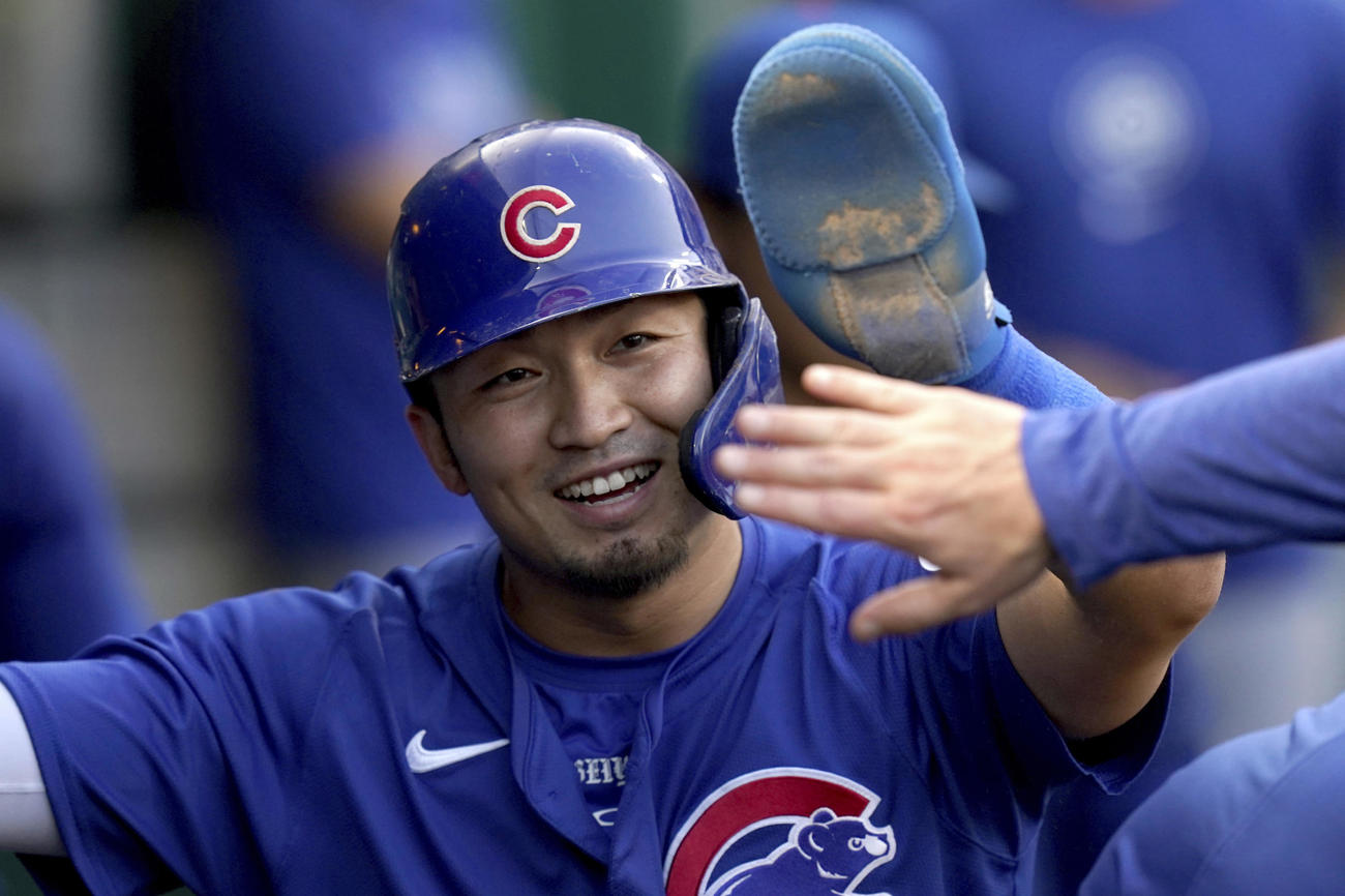 3回、生還し仲間とタッチするカブス鈴木誠也（AP）