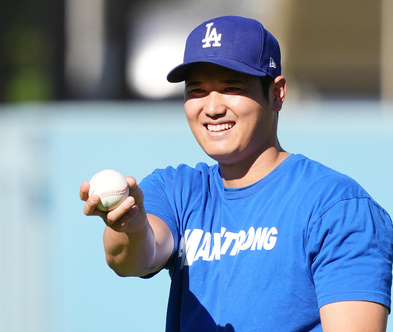 ドジャース対オリオールズ　試合前、キャッチボールの合間に笑顔を見せるドジャース大谷（撮影・菅敏）