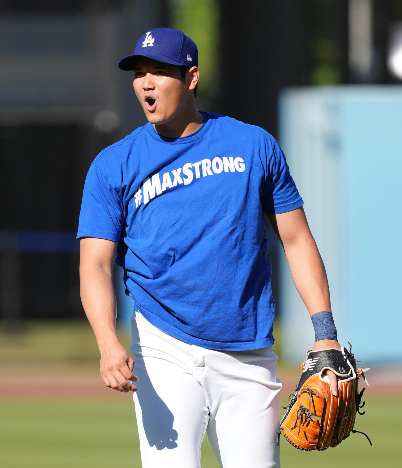 ドジャース対オリオールズ　試合前、キャッチボールの合間に叫ぶドジャース大谷（撮影・菅敏）