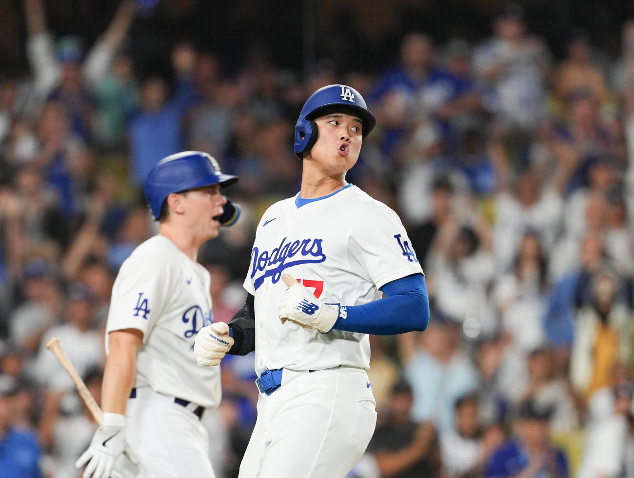ドジャース対オリオールズ　3回裏ドジャース2死一、二塁、テオスカー・ヘルナンデスの適時打で二塁から生還する大谷（右）（撮影・菅敏）