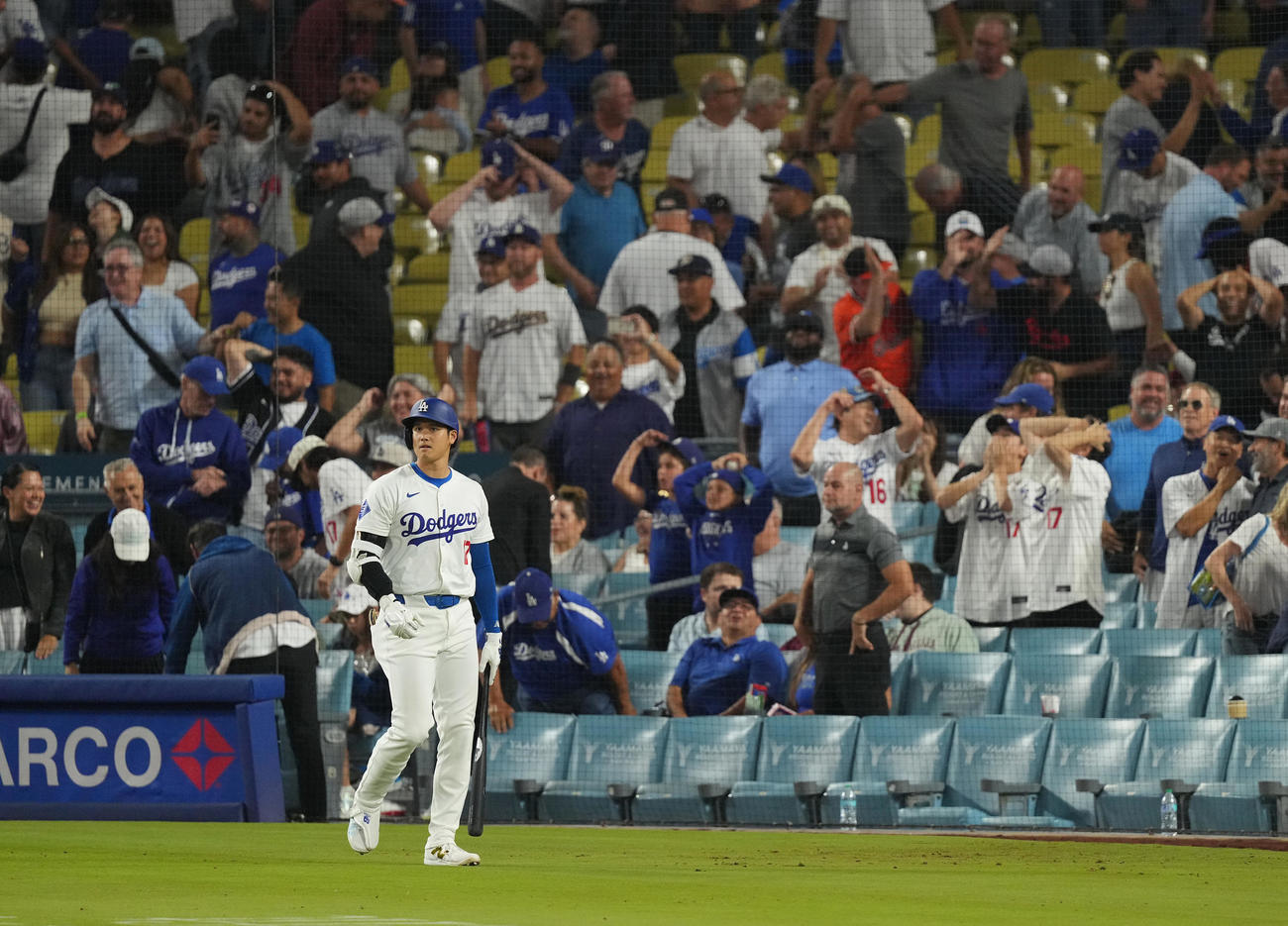 ドジャース対オリオールズ　オリオールズに敗れ、引き揚げるドジャース大谷（撮影・菅敏）