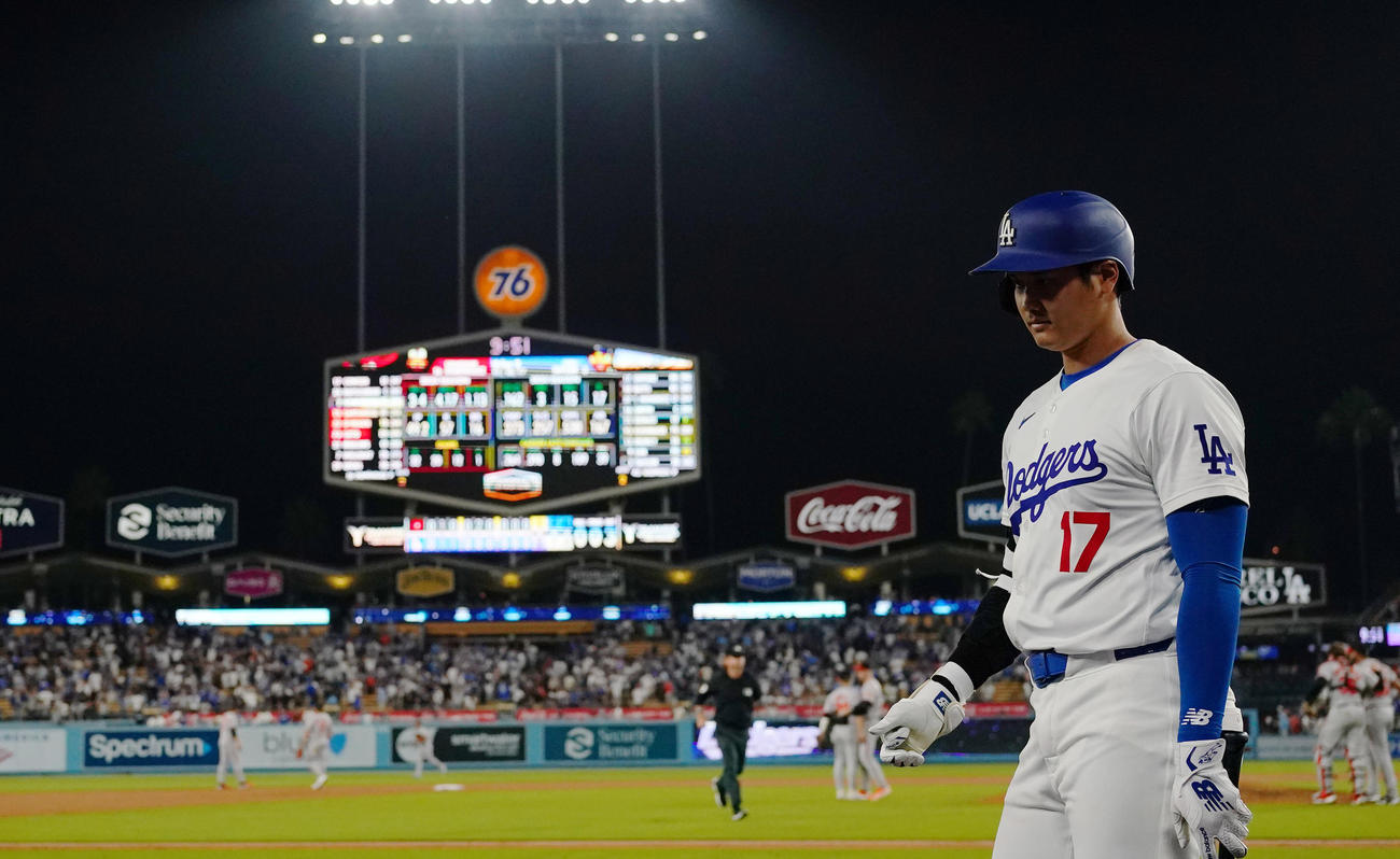 ドジャース対オリオールズ　オリオールズに敗れ、引き揚げるドジャース大谷（撮影・菅敏）