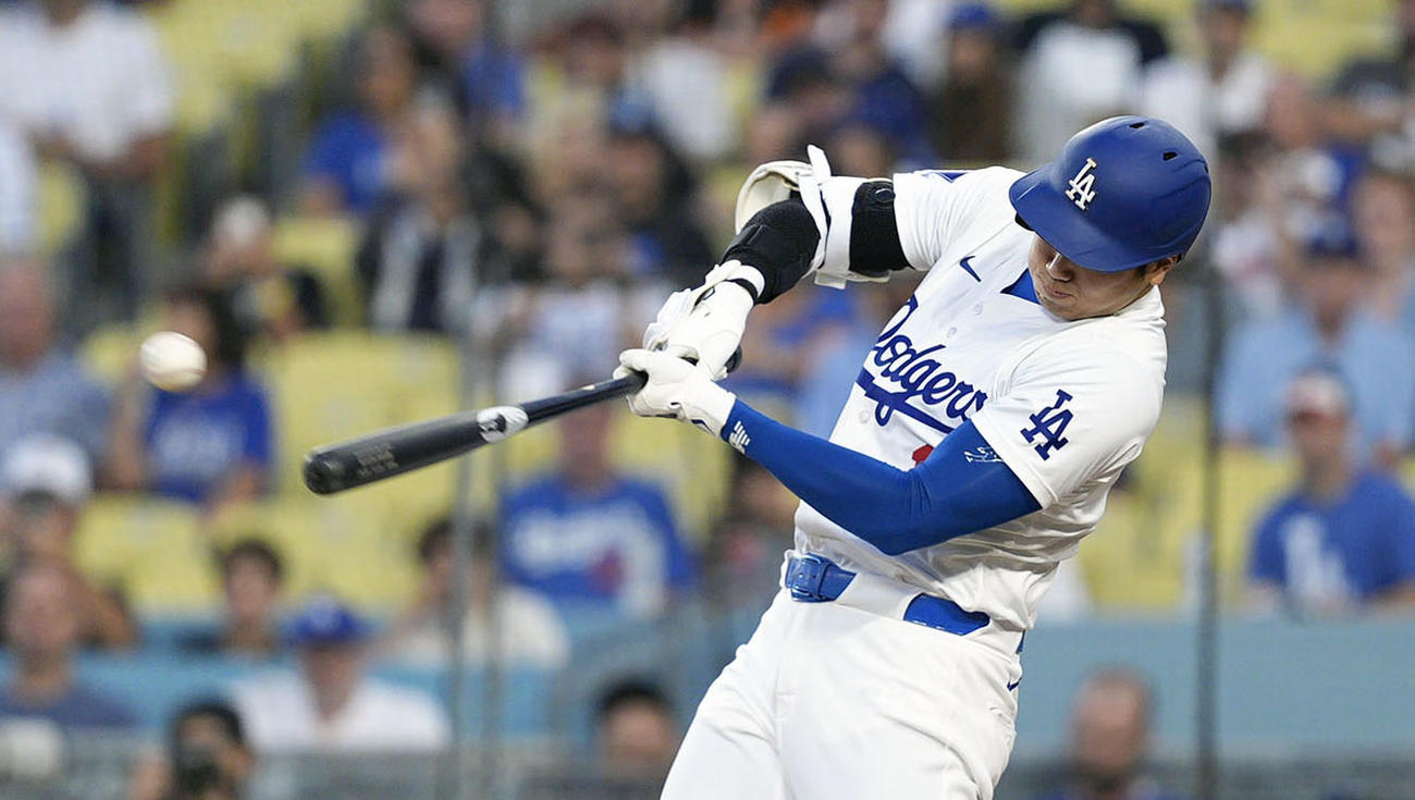 オリオールズ戦の1回、右前打を放つドジャース大谷（共同）