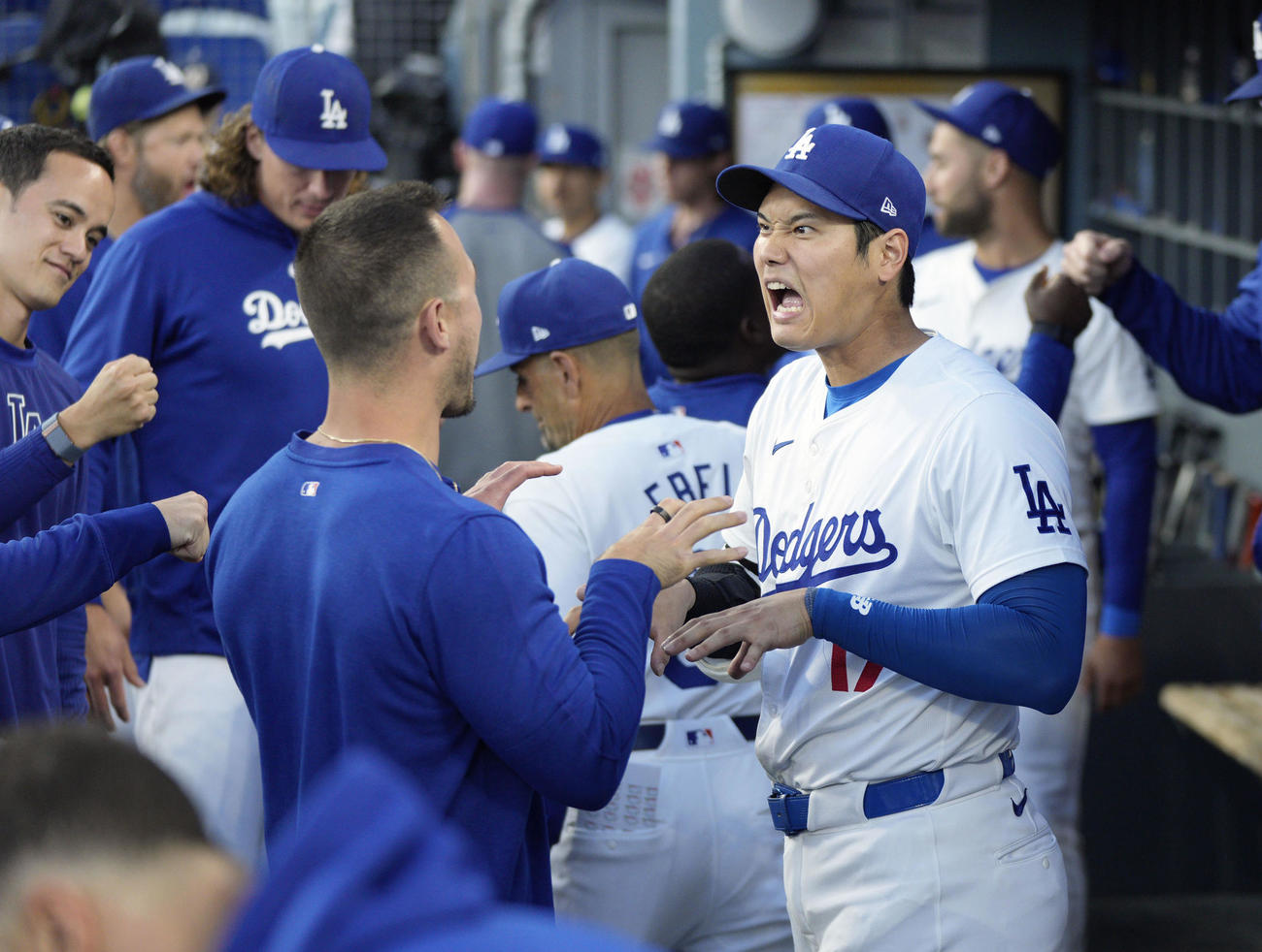 試合前におどけた表情を見せるドジャース大谷（共同）