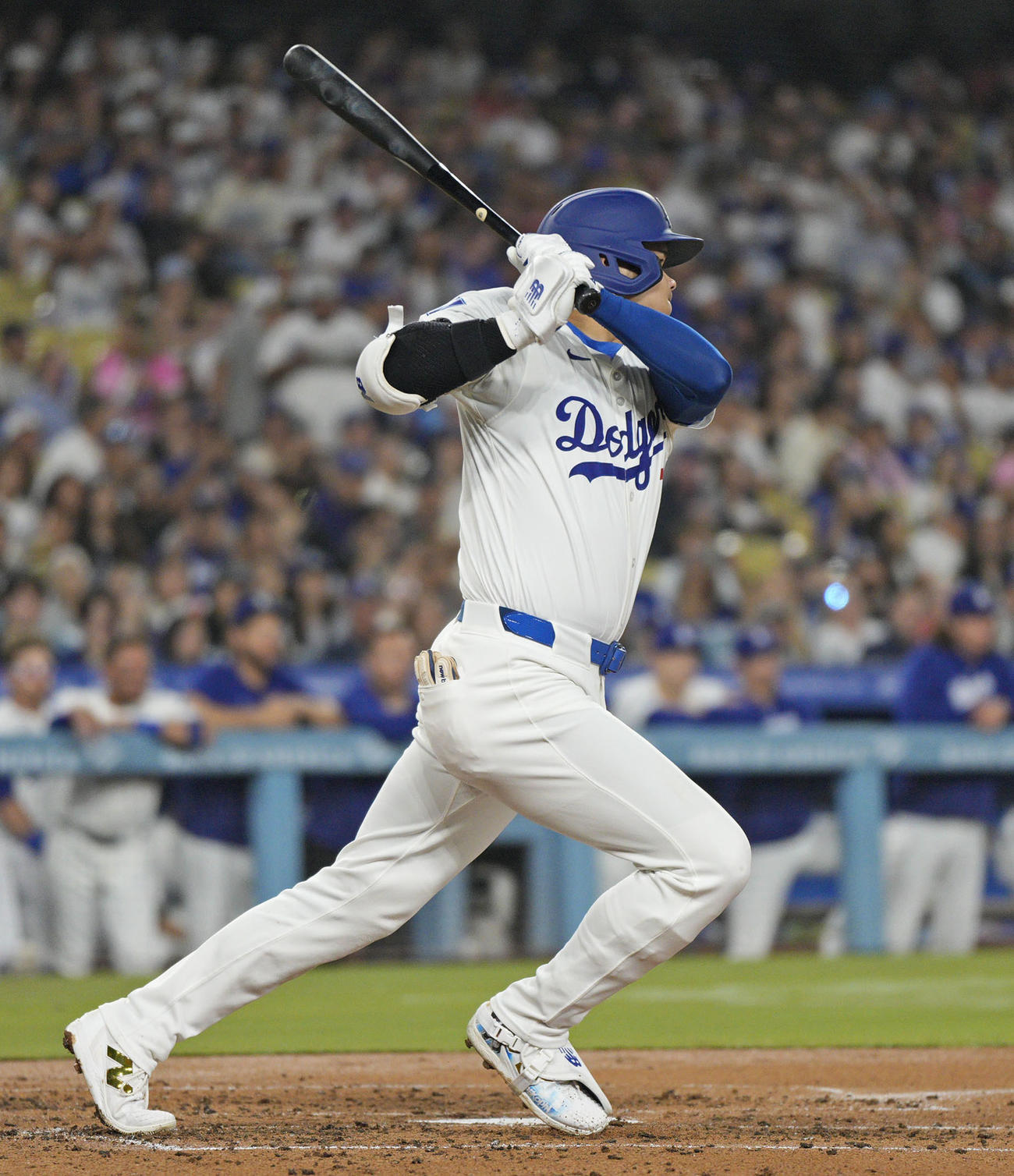 オリオールズ戦の3回、中前打を放つドジャース大谷（共同）