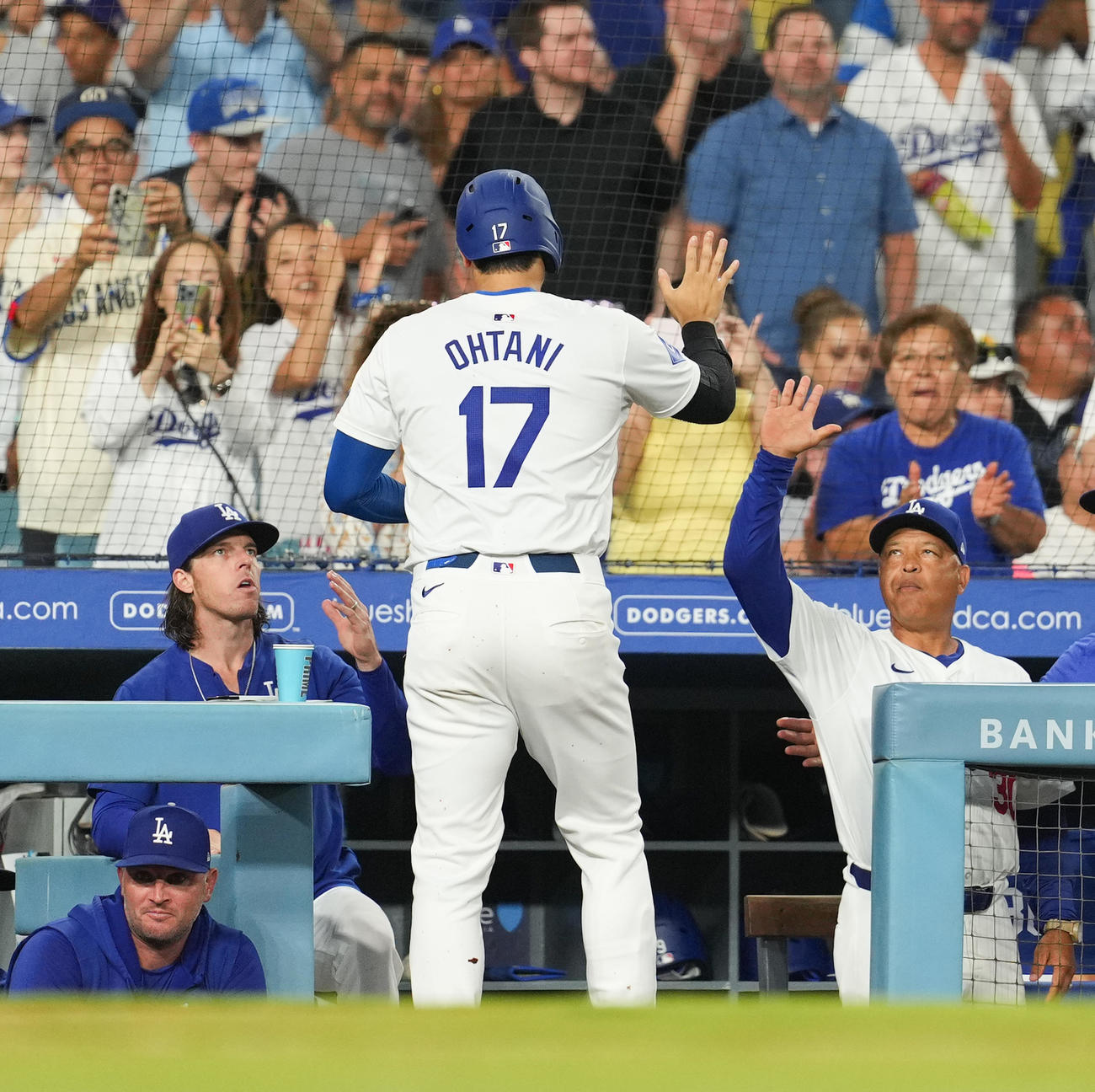 ドジャース対オリオールズ　3回裏ドジャース2死一、二塁、T・ヘルナンデスの適時打で二塁から生還し、ロバーツ監督（右）に迎えられる大谷（撮影・菅敏）