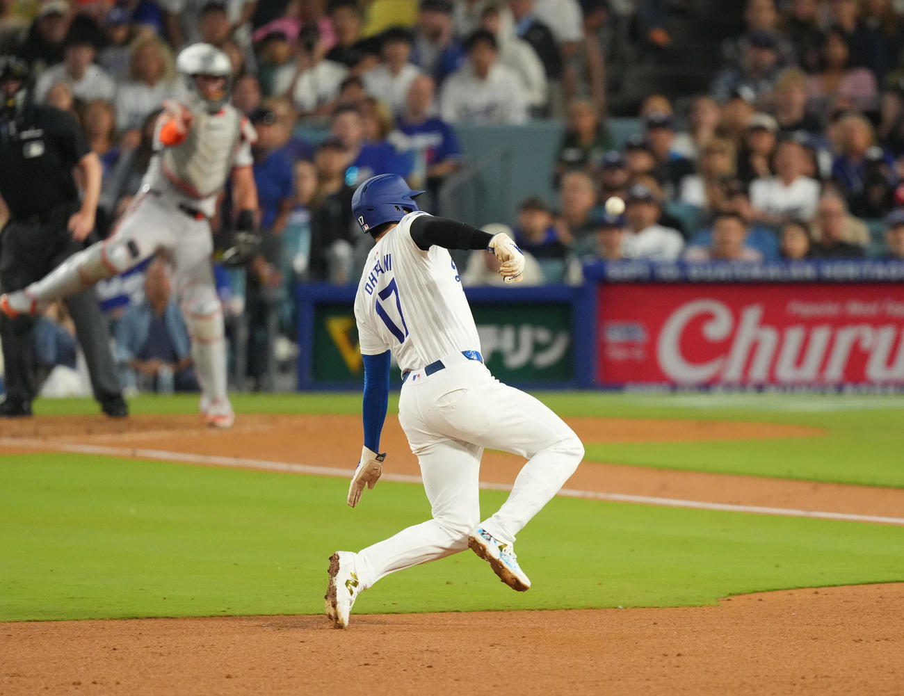 ドジャース対オリオールズ　3回裏ドジャース1死一、二塁、打者ラックスの時、三塁盗塁を決める大谷（撮影・菅敏）