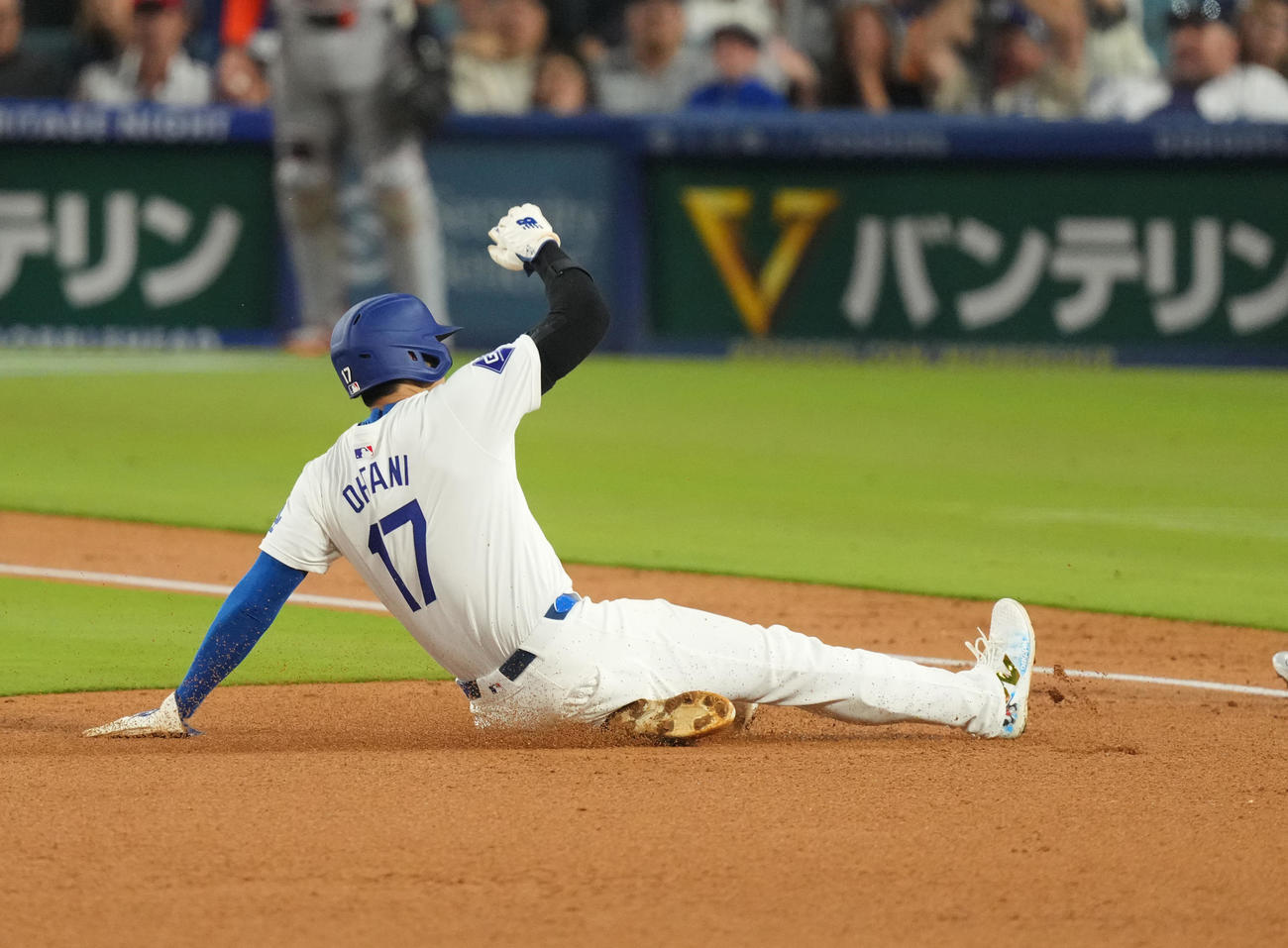 ドジャース対オリオールズ　5回裏ドジャース1死一塁、打者ベッツの時、二塁盗塁を決めた大谷は、送球がそれる間に三塁に進む（撮影・菅敏）