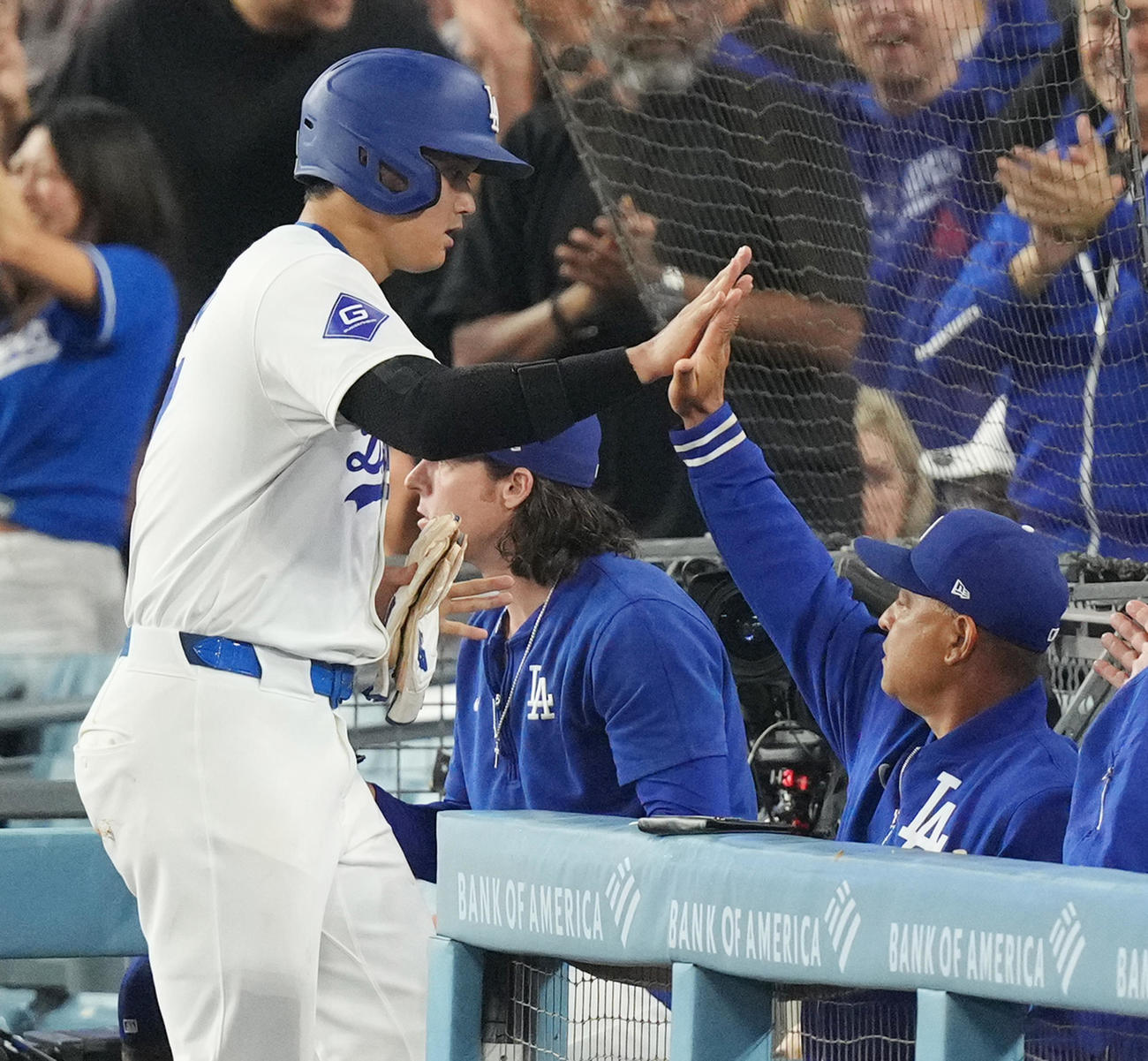 ドジャース対オリオールズ　5回裏ドジャース2死三塁、打者ラックスの失策で三塁から生還し、ロバーツ監督（右）に迎えられる大谷（撮影・菅敏）