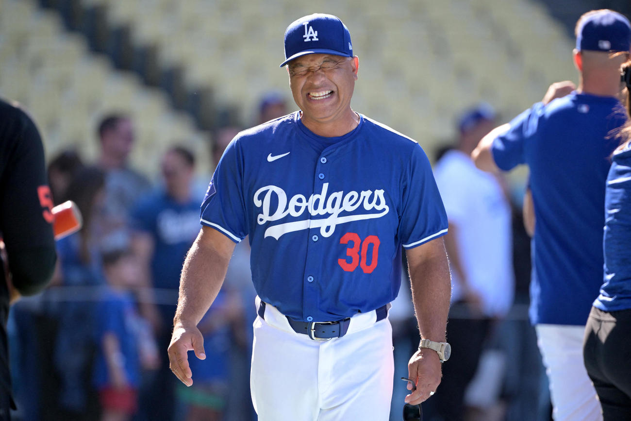 ドジャースのロバーツ監督がオリオールズとの試合前の打撃練習中にフィールドで笑顔を見せた（ロイター＝USAトゥデイ・スポーツ）