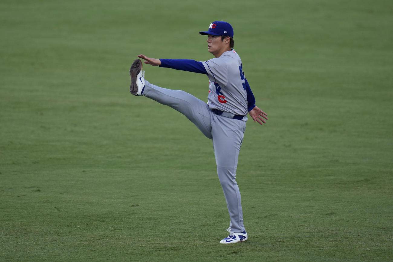 ドジャース山本由伸投手は3Aのオクラホマシティ・ドジャース対テキサス・ラウンドロック・エクスプレス戦でリハビリ登板する前に準備運動を行った（AP)