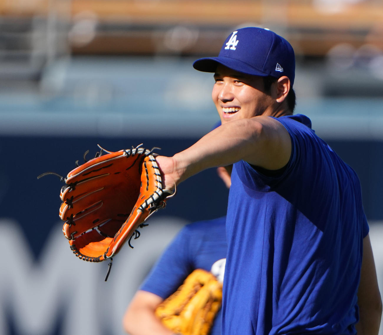 ドジャース対オリオールズ　試合前、キャッチボールの合間に笑顔を見せるドジャース大谷（撮影・菅敏）