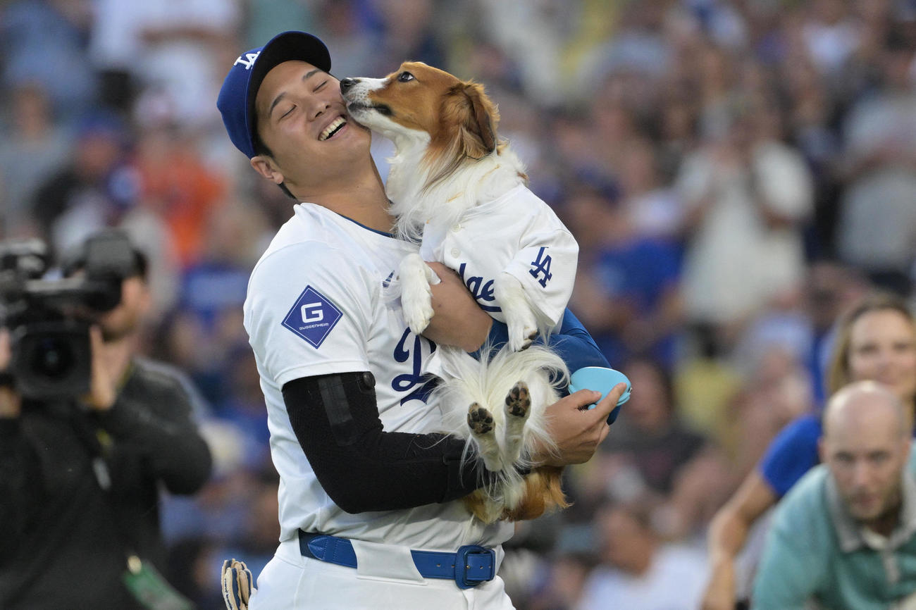 ドジャース対オリオールズ　始球式を終え大谷に甘える愛犬デコピン（USA TODAY Sports＝ロイター）