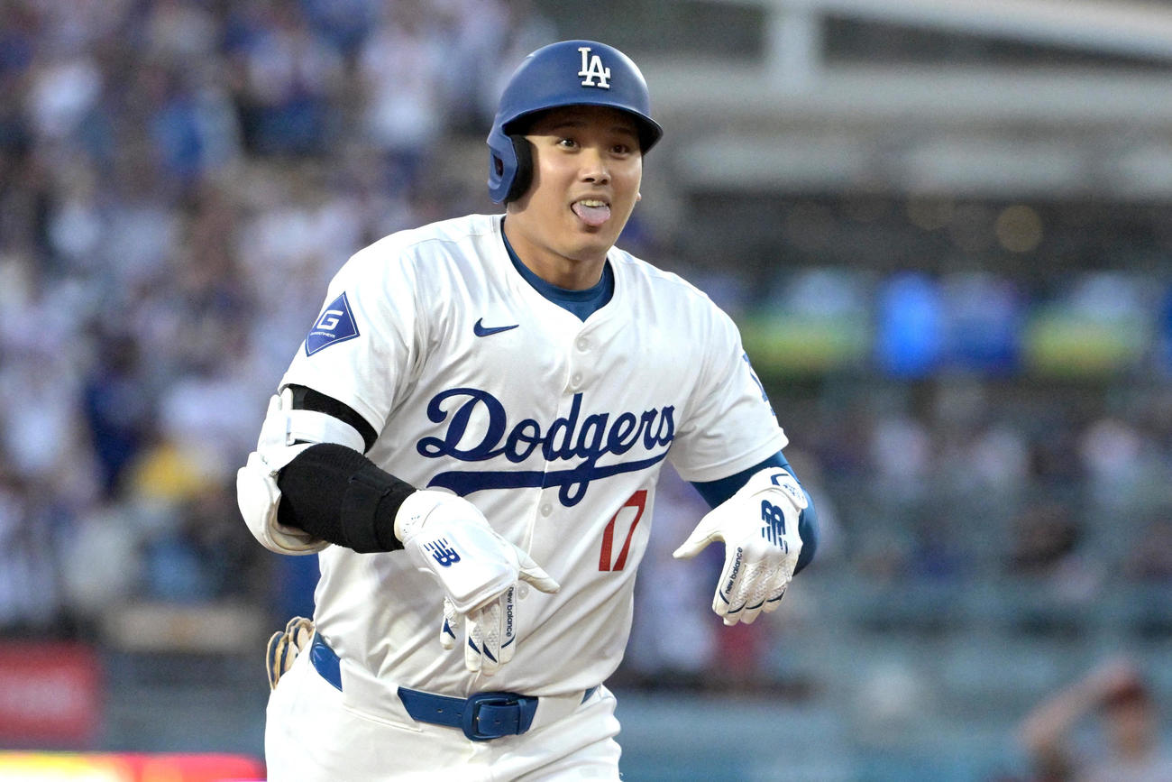 ドジャース対オリオールズ　大谷は42号本塁打を放ちデコピンポーズ（USA TODAY Sports＝ロイター）