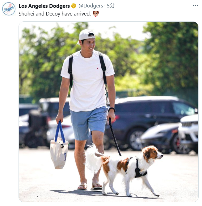 愛犬デコピンを連れて球場入りする大谷翔平（ドジャース公式Xから）
