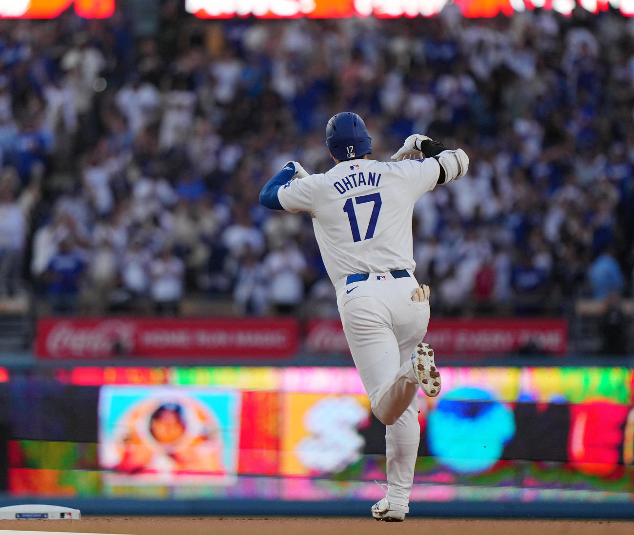 ドジャース対オリオールズ　1回裏ドジャース無死、右越えに42号先制のソロ本塁打を放ち、ポーズをとる大谷（撮影・菅敏）