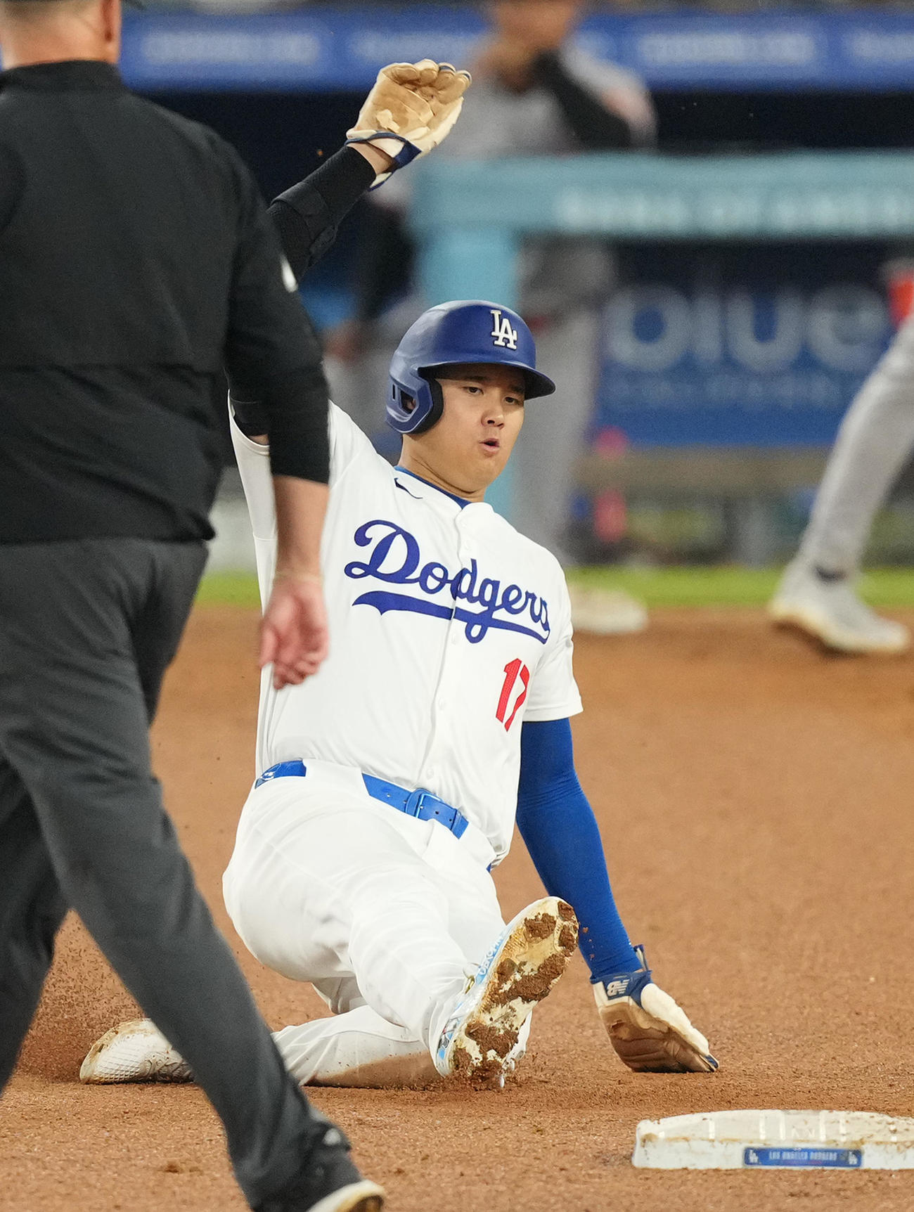 ドジャース対オリオールズ　5回裏ドジャース1死一塁、打者ベッツの時、二塁走塁を決める大谷（撮影・菅敏）