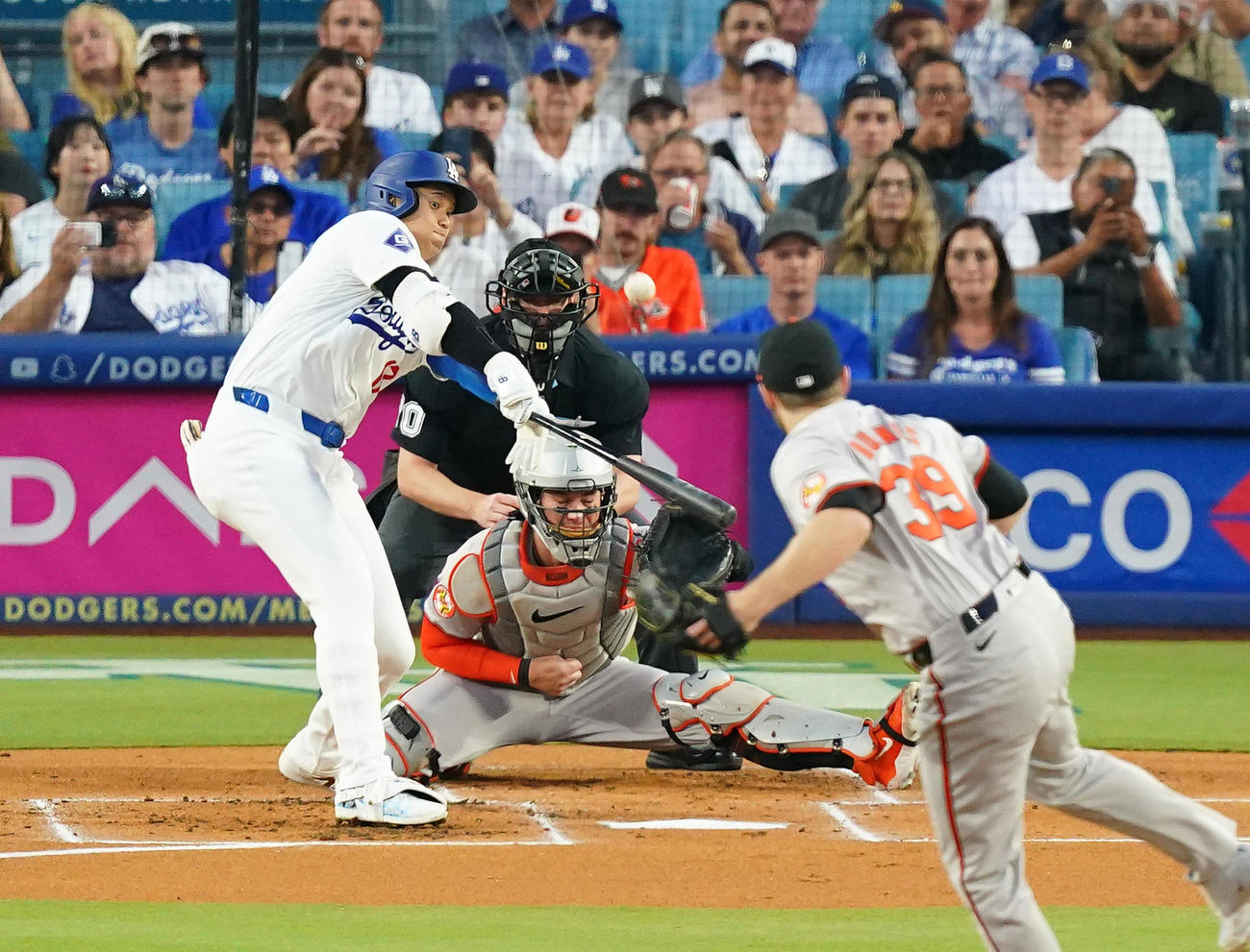 ドジャース対オリオールズ　1回裏ドジャース無死、右越えに42号先制の本塁打を放つ大谷（撮影・菅敏）