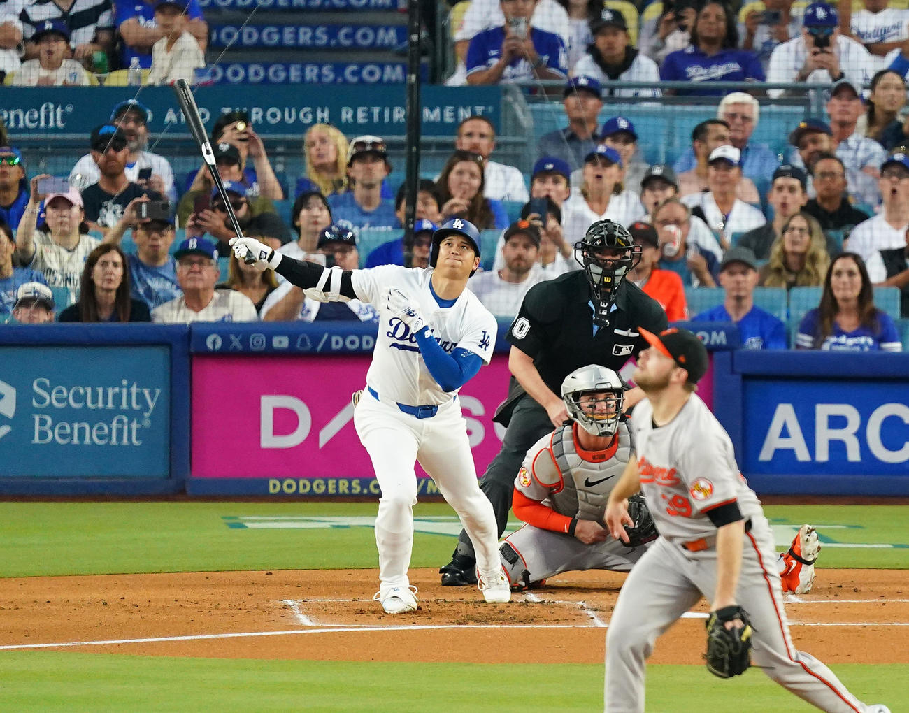 ドジャース対オリオールズ　1回裏ドジャース無死、右越えに42号先制の本塁打を放つ大谷（撮影・菅敏）