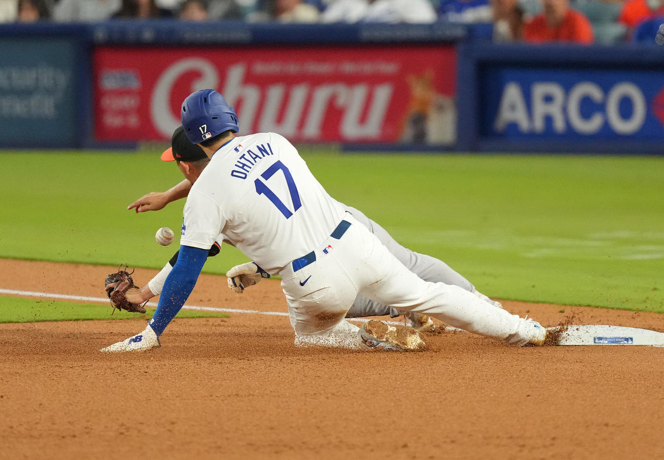 ドジャース対オリオールズ　3回裏ドジャース1死一、二塁、打者ラックスで、三塁を決める大谷（撮影・菅敏）