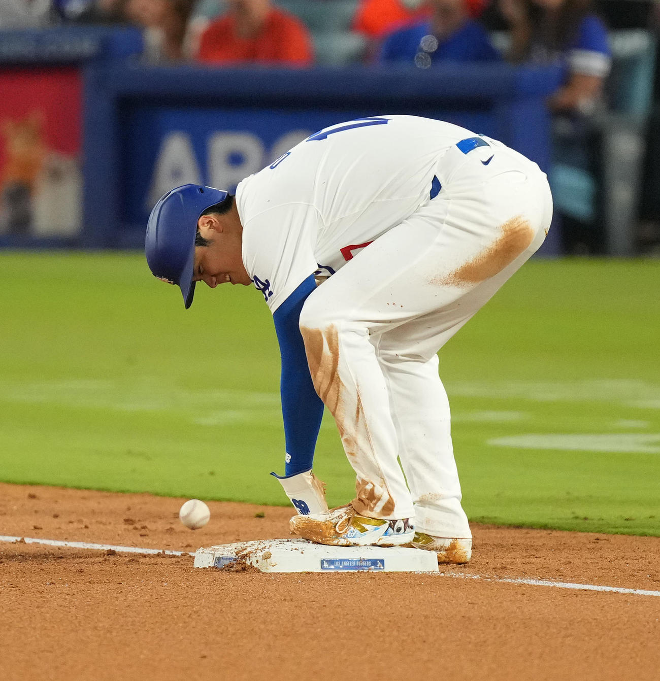 ドジャース対オリオールズ　3回裏ドジャース1死一、二塁、打者ラックスの時、三塁盗塁を決めた大谷は、腕を気にする（撮影・菅敏）