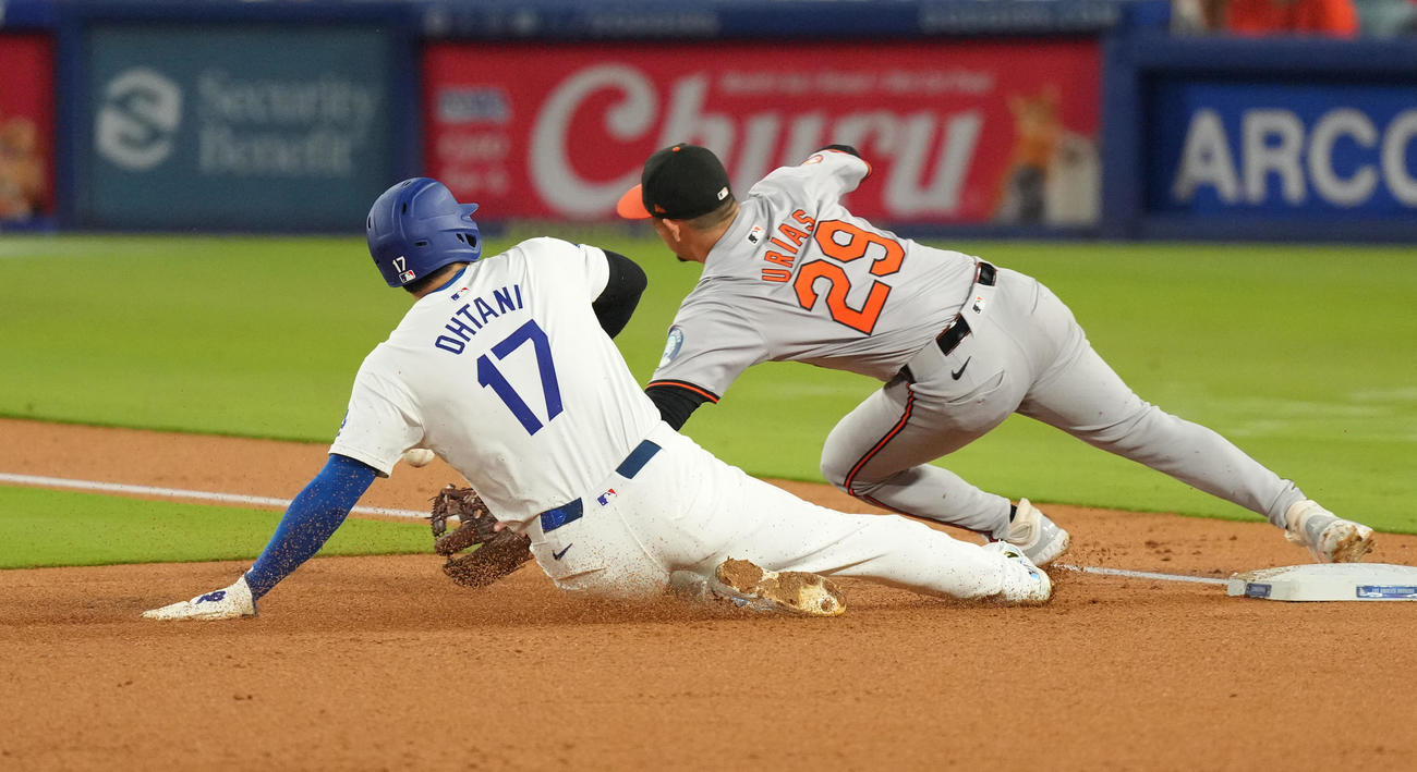 ドジャース対オリオールズ　3回裏ドジャース1死一、二塁、打者ラックスの時、三塁盗塁を決める大谷（左）（撮影・菅敏）