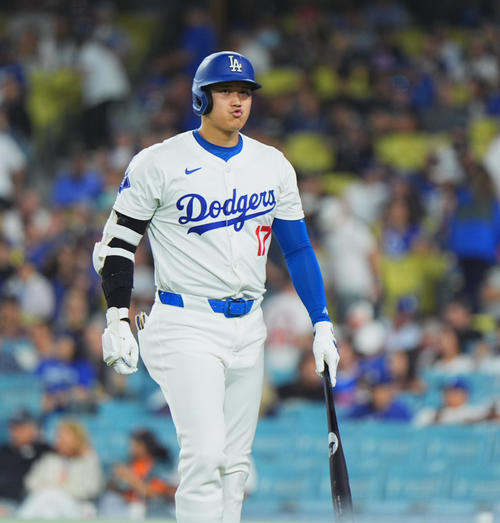 ドジャース対オリオールズ　2回裏ドジャース2死一塁、見逃しの三振に倒れ、口をとがらせる大谷（撮影・菅敏）