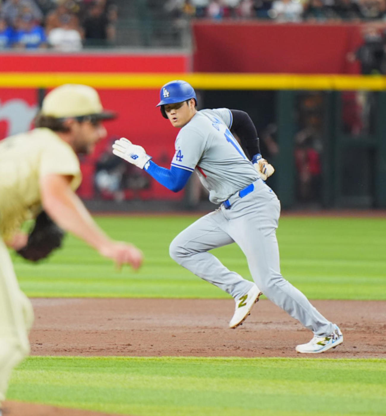 ダイヤモンドバックス対ドジャース　2回裏ドジャース1死一、三塁、打者フリーマンの時、二塁盗塁を決める大谷（撮影・菅敏）