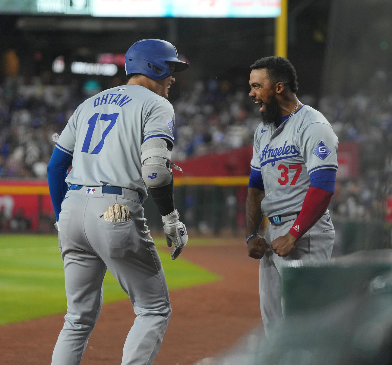 ダイヤモンドバックス対ドジャース　8回表ドジャース2死、左越えに43号ソロ本塁打を放ち、T・ヘルナンデス（右）に祝福される大谷（撮影・菅敏）