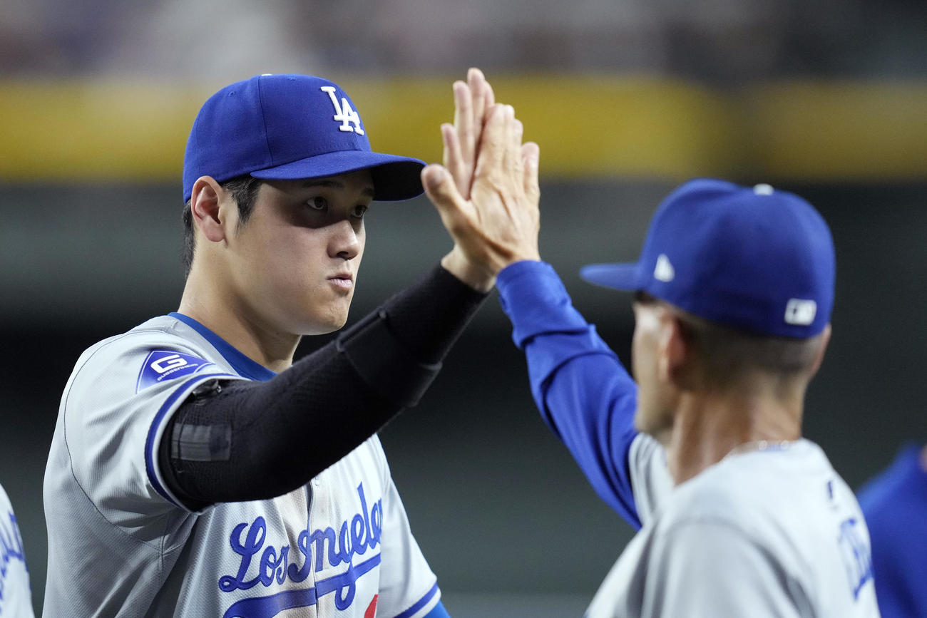 ダイヤモンドバックス対ドジャース　ハイタッチで勝利を祝う大谷（AP）