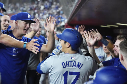 ダイヤモンドバックス対ドジャース 8回表ドジャース2死、左越えに43号ソロ本塁打を放った大谷(AP)