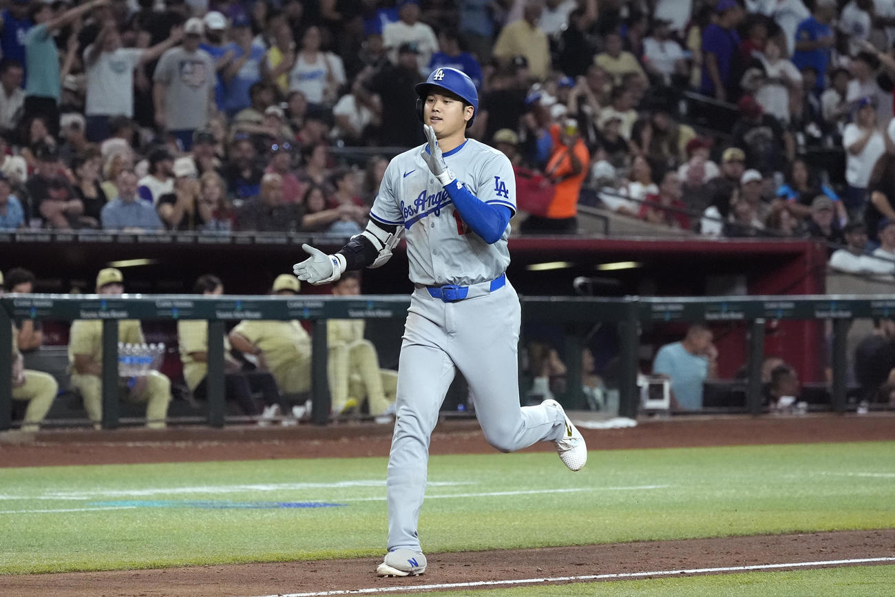 ダイヤモンドバックス対ドジャース　8回表ドジャース2死、左越えに43号ソロ本塁打を放った大谷（AP）