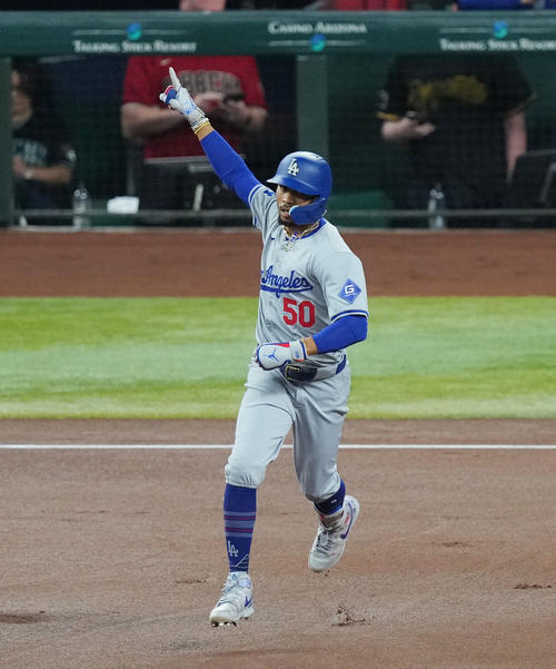 ダイヤモンドバックス対ドジャース 1回表ドジャース無死、ソロ本塁打を放ち、右手を突き上げるベッツ(撮影・菅敏)