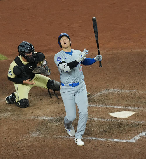 ダイヤモンドバックス対ドジャース 8回表ドジャース無死一塁、見逃しの三振に倒れる大谷(撮影・菅敏)