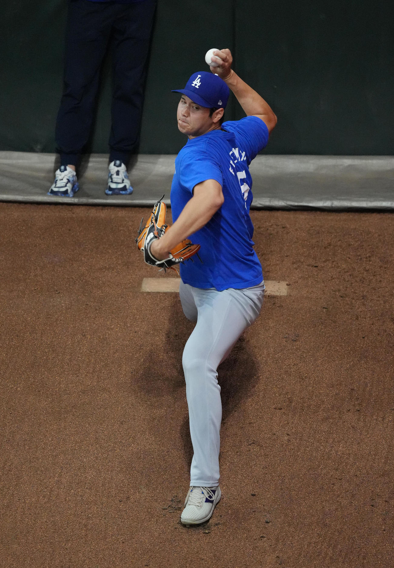 ダイヤモンドバックス対ドジャース　試合前、ブルペンで投球練習をするドジャース大谷（撮影・菅敏）