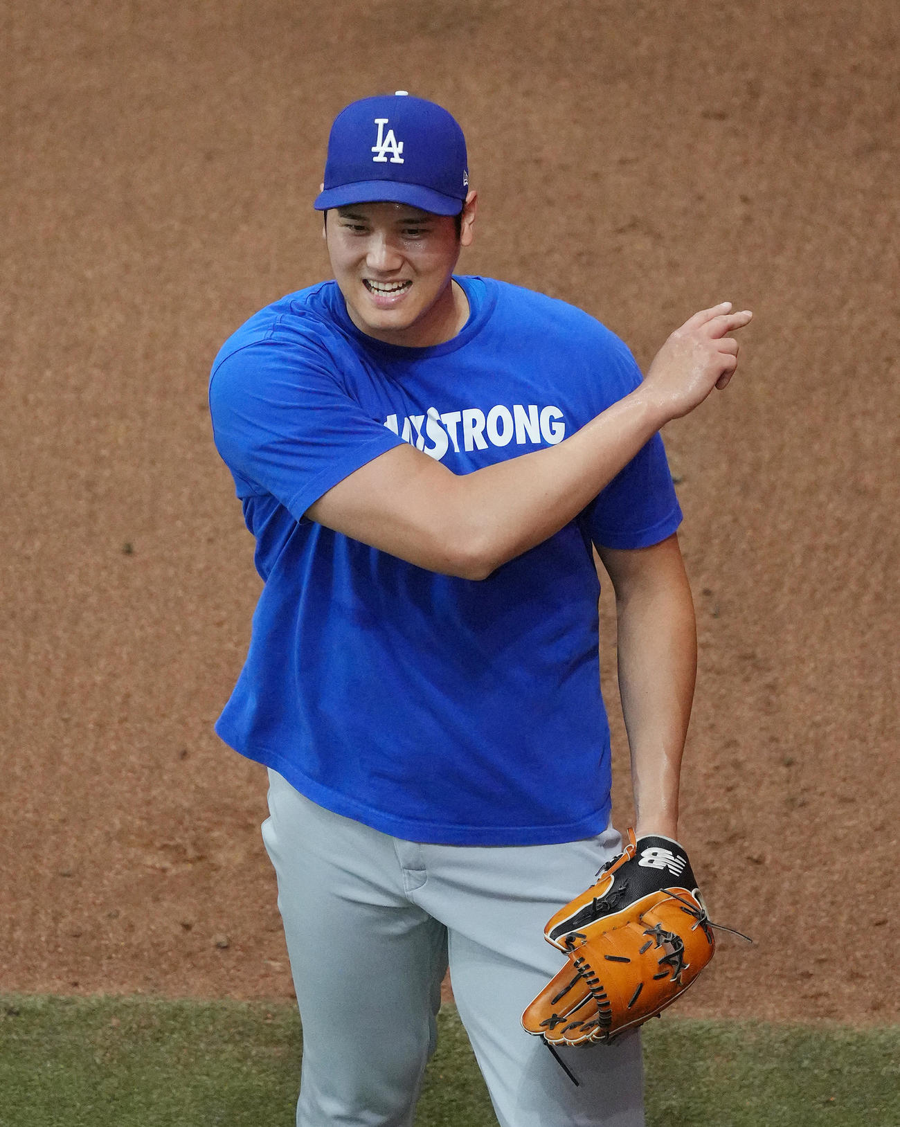 ダイヤモンドバックス対ドジャース　試合前、ブルペンでの投球練習を終え、笑顔を見せるドジャース大谷（撮影・菅敏）