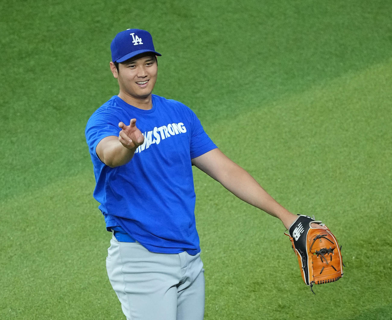 ダイヤモンドバックス対ドジャース　試合前、笑顔でキャッチボールをするドジャース大谷（撮影・菅敏）